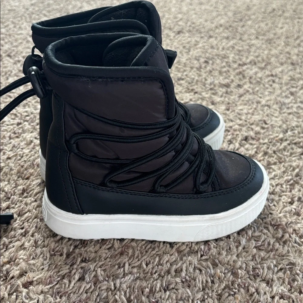 NATIVE BLACK SNOW BOOT- Toddler size c10